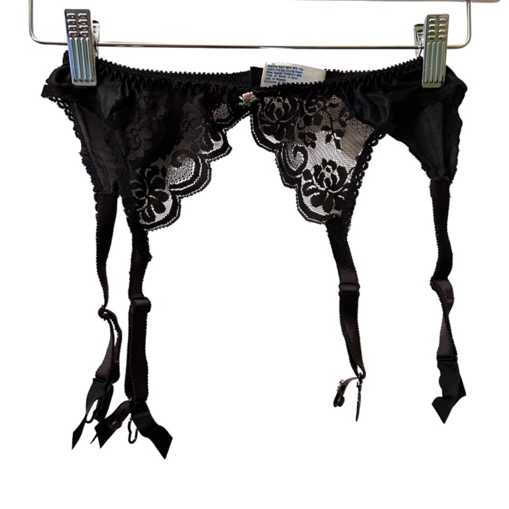Chantilly tights holder